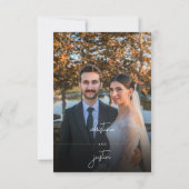 Moderne Minimalistische Script Qr Code Trouwfoto  Save The Date (Achterkant)
