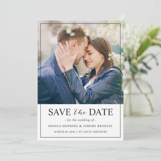 Moderne minimalistische script zwart-wit foto save the date (Staand voorkant)