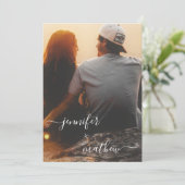 Moderne minimalistische scriptfoto's trouwuitnodig kaart (Staand voorkant)