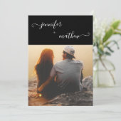 Moderne minimalistische scriptfoto's trouwuitnodig kaart (Staand voorkant)