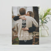 Moderne minimalistische scriptfotozwangerschap aankondiging (Staand voorkant)