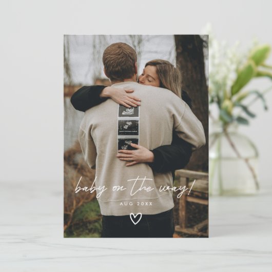 Moderne minimalistische scriptfotozwangerschap aankondiging (Staand voorkant)