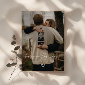 Moderne minimalistische scriptfotozwangerschap aankondiging