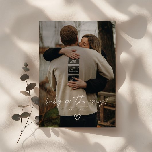 Moderne minimalistische scriptfotozwangerschap aankondiging