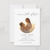 Moderne Minimalistische Scriptie Foto Bruiloft Save The Date (Voorkant)