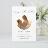Moderne Minimalistische Scriptie Foto Bruiloft Save The Date (Staand voorkant)