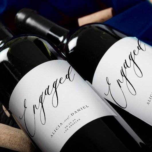 Moderne minimalistische scriptverlovingsfeest wijn etiket