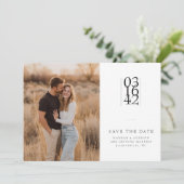 Moderne Minimalistische Serif Trouwfoto Save the D Date (Staand voorkant)