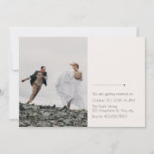 Moderne minimalistische stijlvolle foto bruiloft kaart (Achterkant)