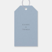 Moderne minimalistische stoffige blauwe bruiloft W Cadeaulabel (Achterkant)