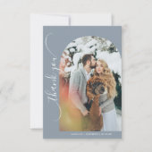 Moderne minimalistische stoffige blauwe trouwfoto bedankkaart (Voorkant)