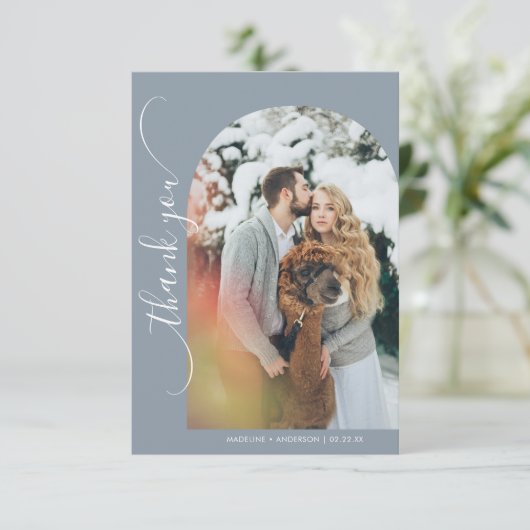 Moderne minimalistische stoffige blauwe trouwfoto bedankkaart (Staand voorkant)