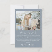 Moderne minimalistische stoffige blauwe trouwfoto bedankkaart (Achterkant)