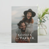 Moderne Minimalistische Strandfoto-overlay Trouwda Kaart (Staand voorkant)