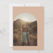 Moderne minimalistische Tan Boho Arch foto bruilof Kaart (Achterkant)