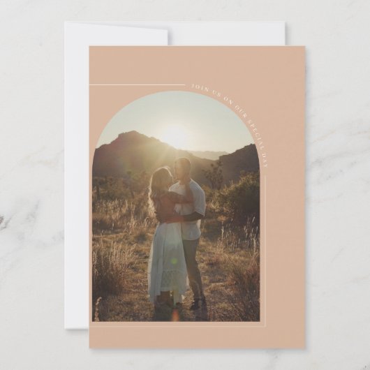 Moderne minimalistische Tan Boho Arch foto bruilof Kaart (Achterkant)