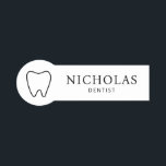 Moderne minimalistische tandarts tandheelkundige k naamplaatje<br><div class="desc">Creëer uw eigen tandheelkundige kliniek naam tags met onze minimalistische tandomtrek witte naamplaatje badges.</div>