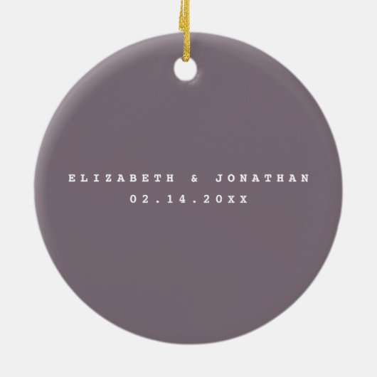 Moderne, minimalistische Taupe Gray Couple Weddenf Keramisch Ornament (Achterkant)