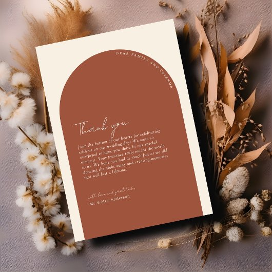 Moderne minimalistische terracotta boog bruiloft f bedankkaart