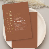 Moderne minimalistische terracotta bruiloft goud folie uitnodiging