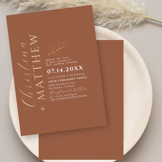 Moderne minimalistische terracotta bruiloft goud folie uitnodiging