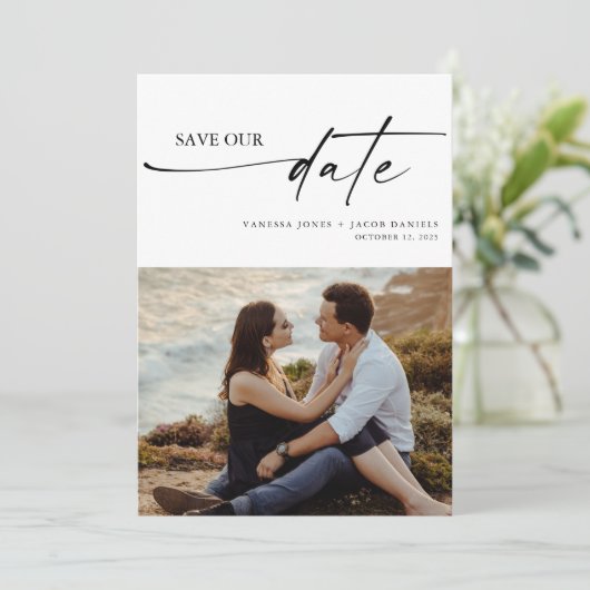 Moderne, minimalistische Thin Script Weddenfoto Save The Date (Staand voorkant)