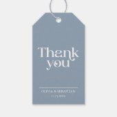 Moderne minimalistische typografie Dusty Blue Wedd Cadeaulabel (Voorkant)