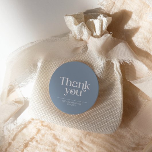 Moderne minimalistische typografie Dusty Blue Wedd Ronde Sticker