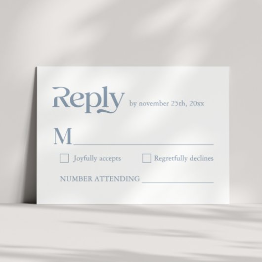 Moderne minimalistische typografie Dusty Blue Wedd RSVP Kaartje