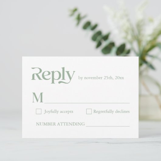 Moderne minimalistische typografie Sage Green Wedd RSVP Kaartje (Staand voorkant)