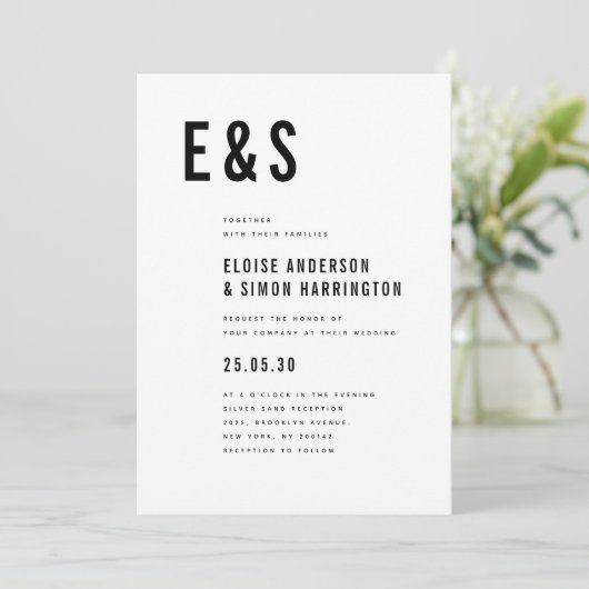 Moderne minimalistische vet monogram QR-code bruil Kaart (Staand voorkant)