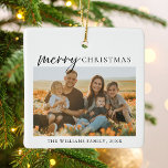 Moderne minimalistische vrolijke kerstfoto keramisch ornament<br><div class="desc">vrolijk kerstfeest! Stuur uw warme wensen naar vrienden en familie dit vakantieseizoen met een aanpasbare fotocollage kerstversiering met eenvoudige moderne typografie. Personaliseer door uw aangepaste foto's,  namen,  jaar en andere details toe te voegen. Deze minimale kerstversiering is verkrijgbaar in andere kleuren.</div>