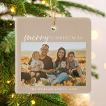Moderne minimalistische vrolijke kerstfoto keramisch ornament<br><div class="desc">vrolijk kerstfeest! Stuur uw warme wensen naar vrienden en familie dit vakantieseizoen met een aanpasbare fotocollage kerstversiering met eenvoudige moderne typografie. Personaliseer door uw aangepaste foto's,  namen,  jaar en andere details toe te voegen. Deze minimale kerstversiering is verkrijgbaar in andere kleuren.</div>