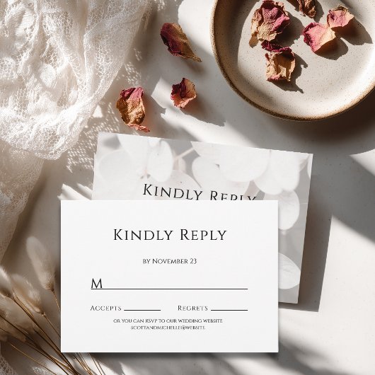 Moderne Minimalistische Witte Bloemige Reactiekaar RSVP Kaartje