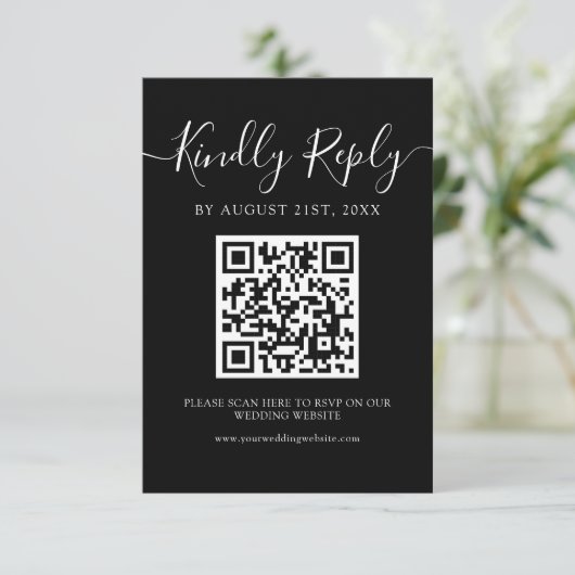Moderne minimalistische witte script QR code bruil RSVP Kaartje (Staand voorkant)