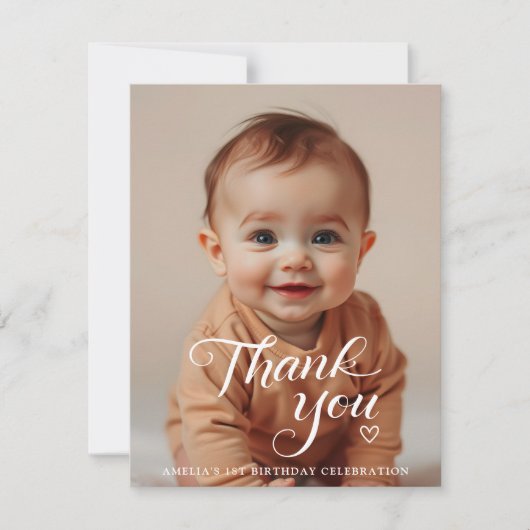 Moderne minimalistische witte script verjaardagsfo bedankkaart (Voorkant)