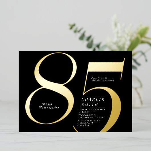Moderne minimalistische zwart en goud 85e verjaard folie uitnodiging (Staand Voorkant)