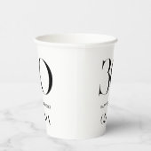 Moderne minimalistische zwart-wit 30e verjaardag papieren bekers (Rechts)