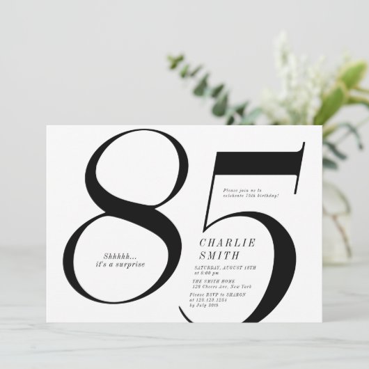 Moderne minimalistische zwart-wit 85ste verjaardag kaart (Staand voorkant)