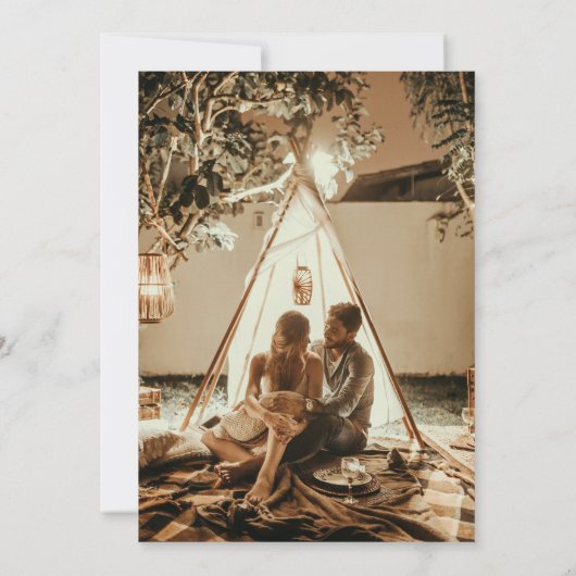 Moderne minimalistische zwart-wit foto bruiloft save the date (Achterkant)