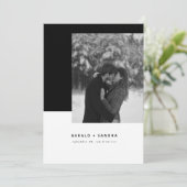Moderne minimalistische zwart-wit foto save the date (Staand voorkant)