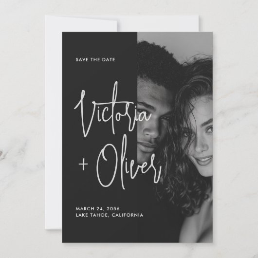 Moderne minimalistische zwart-wit script foto save the date (Voorkant)