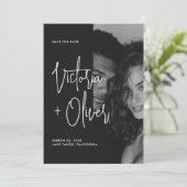 Moderne minimalistische zwart-wit script foto save the date (Staand voorkant)