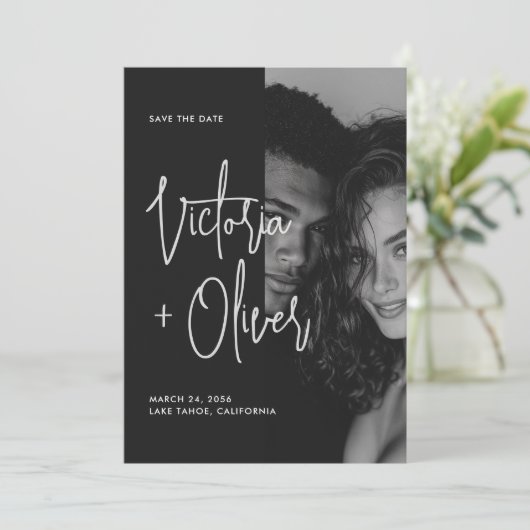 Moderne minimalistische zwart-wit script foto save the date (Staand voorkant)