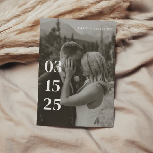 Moderne minimalistische zwart-wit trouwfoto save the date