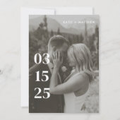 Moderne minimalistische zwart-wit trouwfoto save the date (Voorkant)