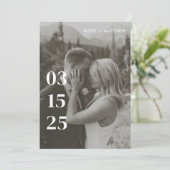 Moderne minimalistische zwart-wit trouwfoto save the date (Staand voorkant)