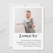 Moderne minimalistische zwart-wit verjaardagsfoto kaart (Voorkant)