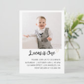 Moderne minimalistische zwart-wit verjaardagsfoto kaart (Staand voorkant)