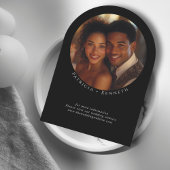 Moderne minimalistische zwart-witte boog trouwfoto kaart